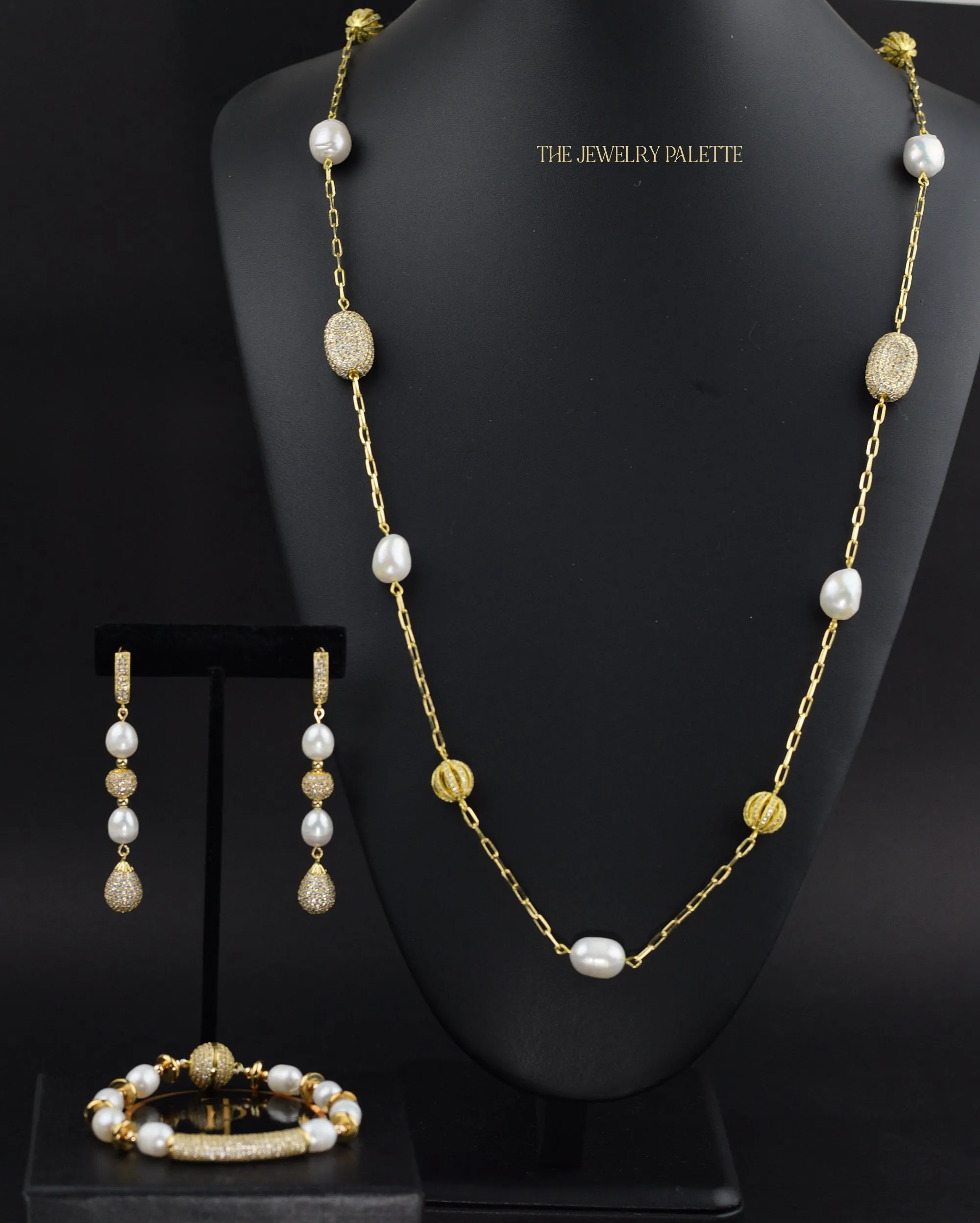 Marjaan white freshwater pearl bracelet with gold centerpiece